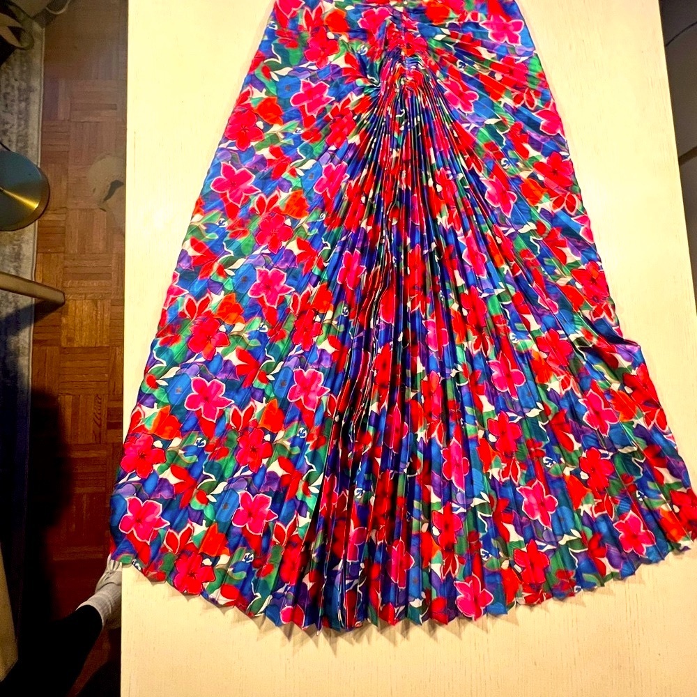 NWOT ♥️💗💚💙 Exquisitely detailed & feminine Floral satin Pleated Skirt ⭐️⭐️⭐️⭐️⭐️